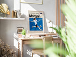Ladda upp bild till gallerivisning, Alex Morgan plakat | USA landsholdstrøje i hvid og blå under kraftfuldt spark – ideel til fans af kvindefodbold og amerikansk sport

