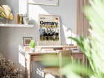 Ladda upp bild till gallerivisning, Holdfoto | Germany fodboldplakat 2024-2025 med spillere i hvid-sorte trøjer – stilrent design til alle Tyskland-fans.
