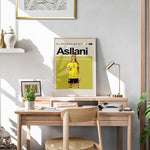 Ladda upp bild till gallerivisning, Kosovare Asllani plakat | Svensk landsholdstrøje i gult og blåt med stærk attitude og præstationer – perfekt til fans af kvindefodbold og Sverige
