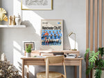 Ladda upp bild till gallerivisning, Manchester City FC holdfoto plakat | Spillerne står i lyseblå hjemmebanetrøjer 2024-2025 med intense udtryk og holdskjold.
