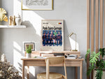 Ladda upp bild till gallerivisning, Paris Saint-Germain holdfoto plakat | PSG 2024-2025 i mørkeblå hjemmebanetrøjer med røde og hvide striber og spillere i klar formation.
