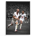 Ladda upp bild till gallerivisning, Harry Kane og Jude Bellingham plakat i Englands landsholdstrøjer med moderne sort-hvid baggrund
