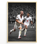 Ladda upp bild till gallerivisning, Harry Kane og Jude Bellingham plakat i Englands landsholdstrøjer med moderne sort-hvid baggrund
