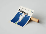 Ladda upp bild till gallerivisning, Toni Kroos fodbold plakater | Real Madrid-stjerne i hvid hjemmebanetrøje, klar til at aflevere bolden. Minimalistisk design.
