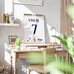 Ladda upp bild till gallerivisning, Fodbold plakat | Fodbold plakater | Vinícius Junior Trøje i flot design Fodbold plakat | Perfekt til Den Ægte Fodbold Fan | Plakaty.dk
