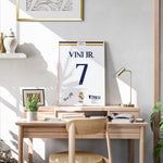 Ladda upp bild till gallerivisning, Fodbold plakat | Fodbold plakater | Vinícius Junior Trøje i flot design Fodbold plakat | Perfekt til Den Ægte Fodbold Fan | Plakaty.dk
