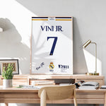 Ladda upp bild till gallerivisning, Fodbold plakat | Fodbold plakater | Vinícius Junior Trøje i flot design Fodbold plakat | Perfekt til Den Ægte Fodbold Fan | Plakaty.dk
