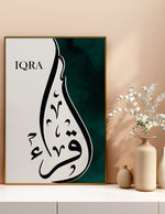 Ladda upp bild till gallerivisning, Iqraa calligraphy med grøn og beige baggrund | Islamisk plakater | Plakaty.dk 

