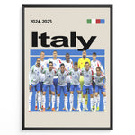 Ladda upp bild till gallerivisning, Holdfoto | Italy fodboldplakat 2024-2025 med italienske spillere i hvide og blå trøjer – elegant design til fans af Italien.
