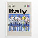 Ladda upp bild till gallerivisning, Holdfoto | Italy fodboldplakat 2024-2025 med italienske spillere i hvide og blå trøjer – elegant design til fans af Italien.
