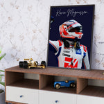 Ladda upp bild till gallerivisning, Kevin Magnussen F1 Plakat | Unikt Racerdesign | Formel 1 Baner | Dynamisk Motorsport Kunst | Plakaty.dk
