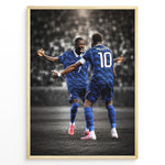 Ladda upp bild till gallerivisning, Kylian Mbappé og Ousmane Dembélé plakat i Frankrigs landsholdstrøjer med moderne sort-hvid baggrund
