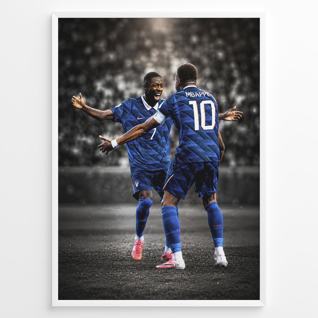 Kylian Mbappé og Ousmane Dembélé plakat i Frankrigs landsholdstrøjer med moderne sort-hvid baggrund