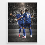 Ladda upp bild till gallerivisning, Kylian Mbappé og Ousmane Dembélé plakat i Frankrigs landsholdstrøjer med moderne sort-hvid baggrund
