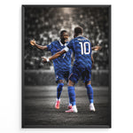 Ladda upp bild till gallerivisning, Kylian Mbappé og Ousmane Dembélé plakat i Frankrigs landsholdstrøjer med moderne sort-hvid baggrund
