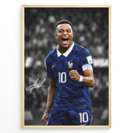Ladda upp bild till gallerivisning, Kylian Mbappé plakat i Frankrigs landsholdstrøje med moderne sort-hvid baggrund og blå detaljer

