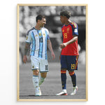 Ladda upp bild till gallerivisning, Lionel Messi og Lamine Yamal plakat i Argentina og Spaniens landsholdstrøjer med moderne sort-hvid baggrund
