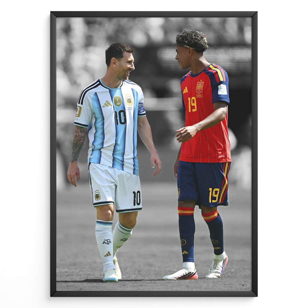 Lionel Messi og Lamine Yamal plakat i Argentina og Spaniens landsholdstrøjer med moderne sort-hvid baggrund