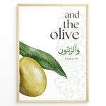 Ladda upp bild till gallerivisning, Oliven plakat med botanisk illustration og engelsk samt arabisk typografi inspireret af Koranens frugter
