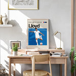 Ladda upp bild till gallerivisning, Carli Lloyd Kvinde fodbold plakater | USA landsholdstrøje i hvid med kraftfuldt spark – perfekt til fans af kvindefodbold og amerikansk dominans
